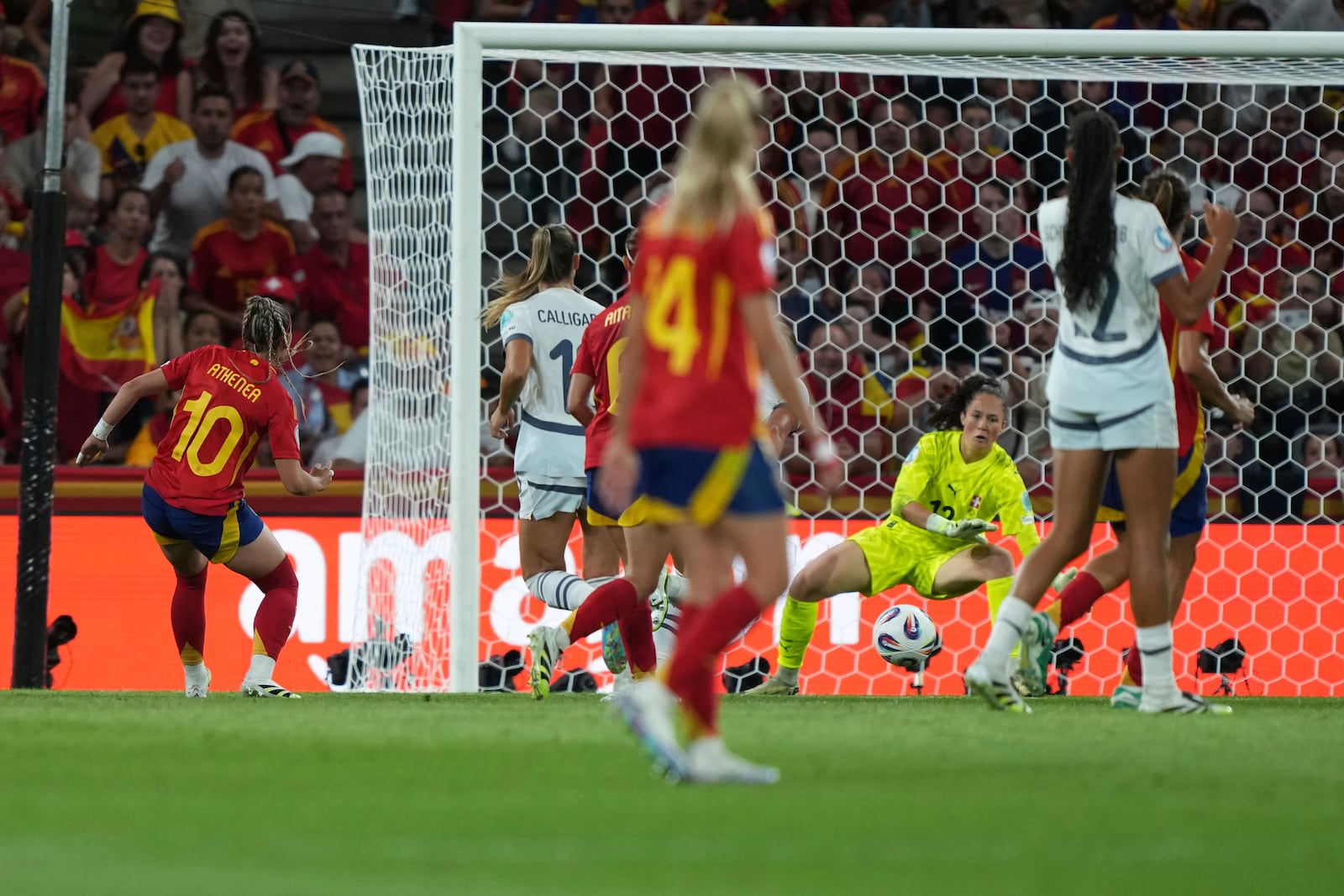 Spain's Athenea, left, scores her side's opening goal during the Women's Euro 2025 quarterfinals soccer match between Spain and Switzerland at Stadion Wankdorf in Bern, Switzerland, Friday, July 18, 2025. (AP Photo/Martin Meissner)