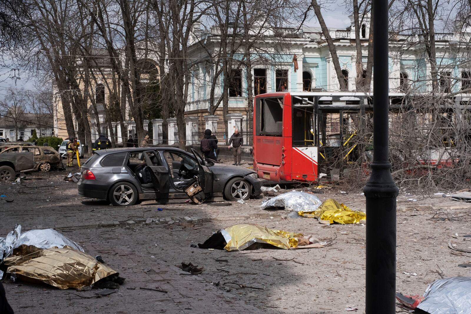 Dead bodies lie on the ground after a Russian missile strike on Sumy, Ukraine, Sunday April 13, 2025. (AP Photo/Volodymyr Hordiienko)