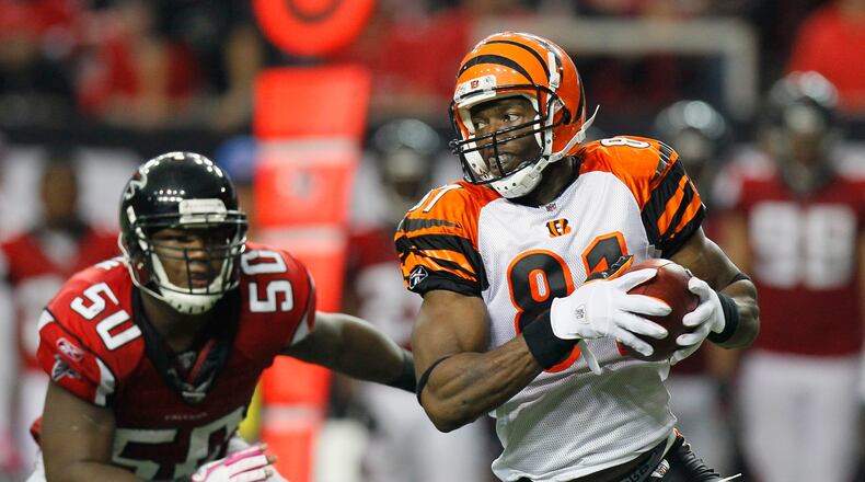 ATLANTA - OCTOBER 24: Terrell Owens #81 of the Cincinnati Bengals pulls in this reception against Curtis Lofton #50 of the Atlanta Falcons at Georgia Dome on October 24, 2010 in Atlanta, Georgia. (Photo by Kevin C. Cox/Getty Images)