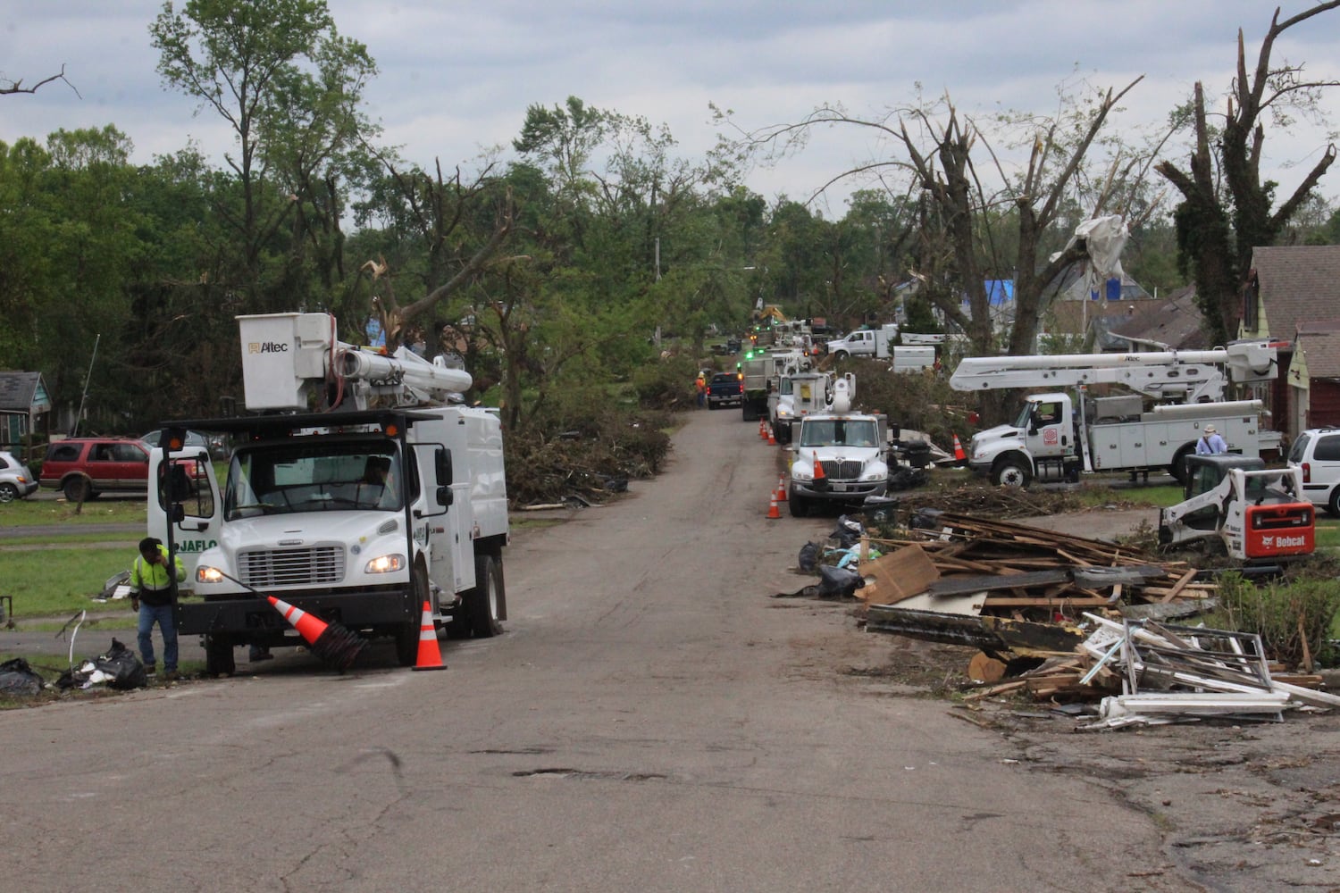 Photos restaurant worker called unsung hero for helping others during Memorial Day tornadoes