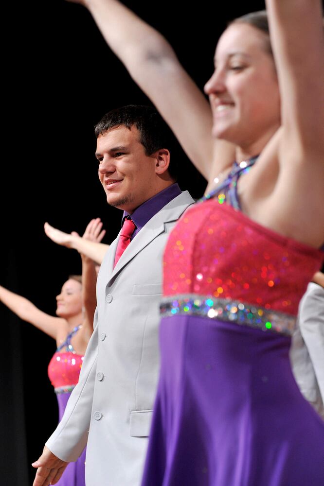 Cubs' Kyle Schwarber hits the stage with Middletown HS Show Choir