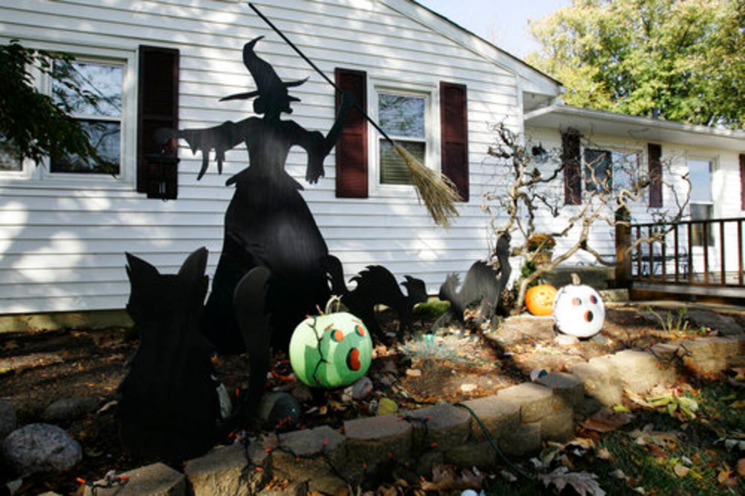 Halloween decorating contest