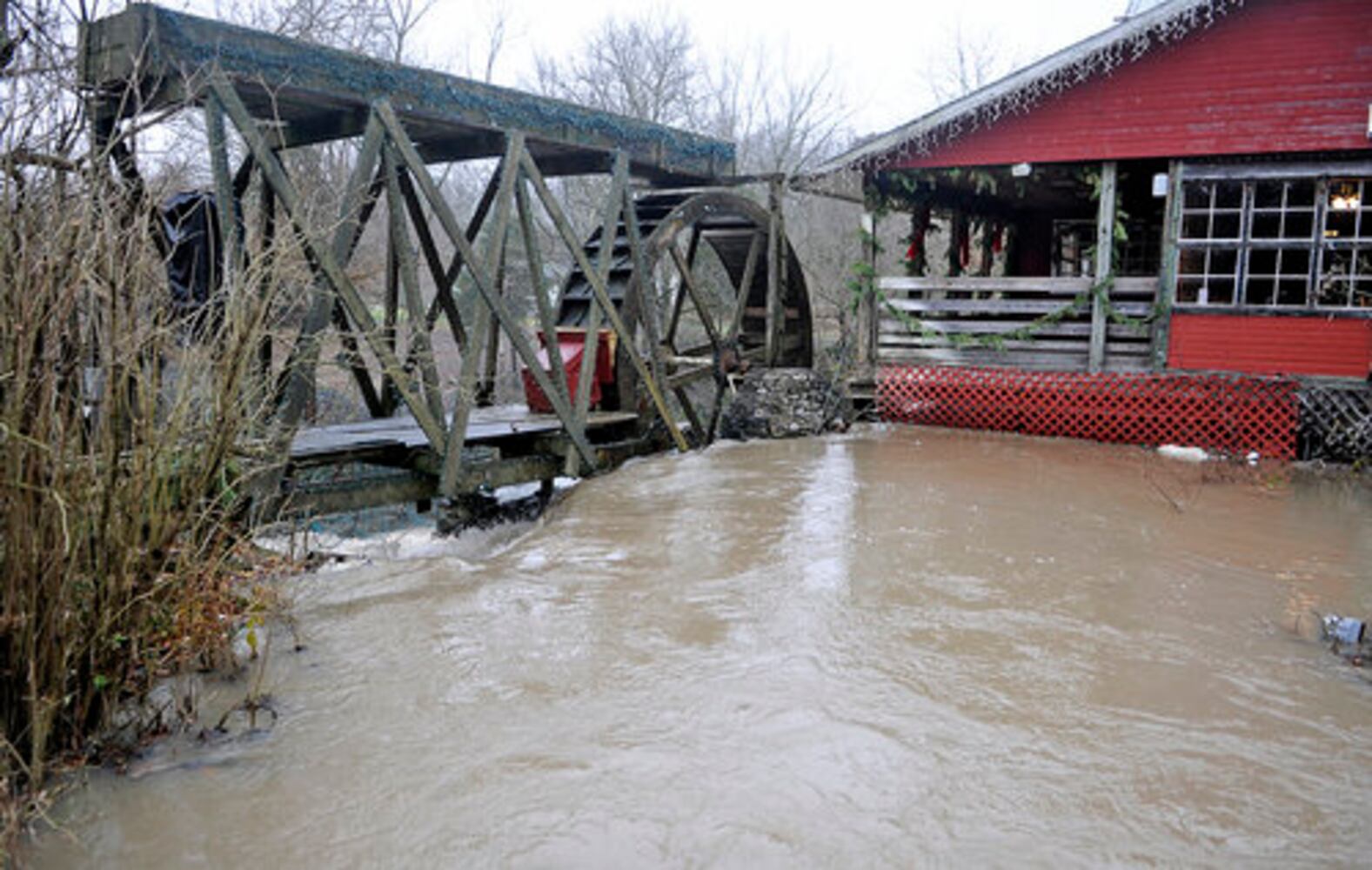 Rain closes Clifton Mill light display
