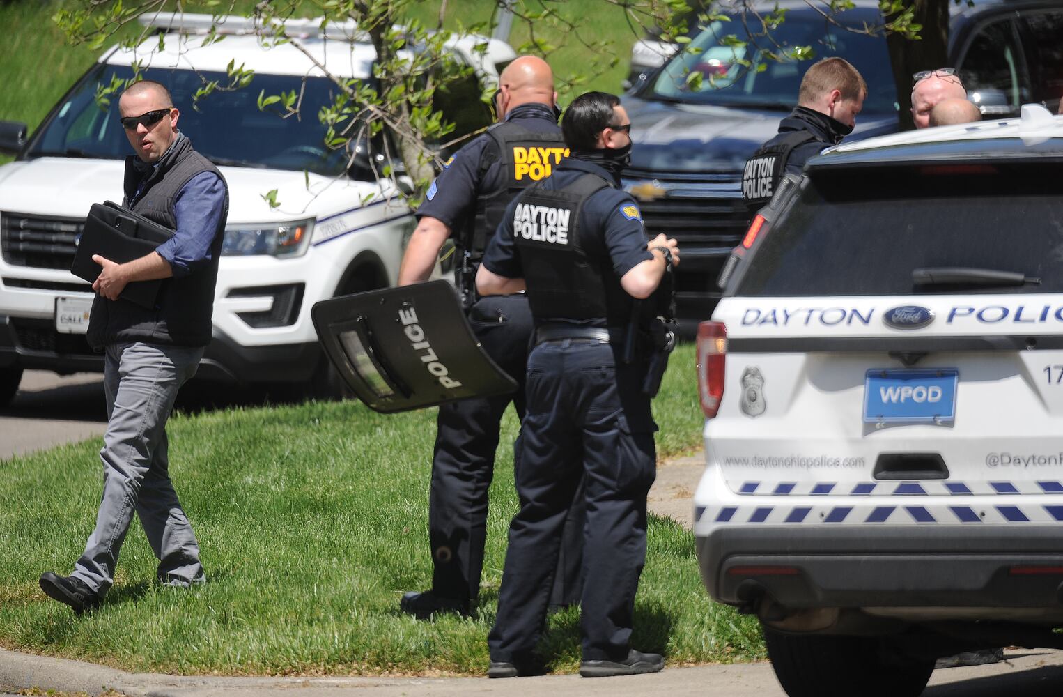 Police investigate shooting on Moraine Avenue in Dayton