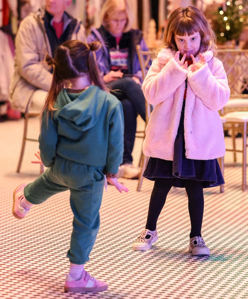 DDN 121125 Holly Days Dayton Arcade