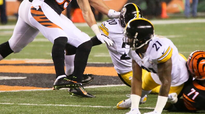 Cincinnati tight end Tyler Eifert (85) makes a catch during their wild card playoff game against the Steelers at Paul Brown Stadium in Cincinnati, Saturday, Jan. 9, 2016. GREG LYNCH / STAFF