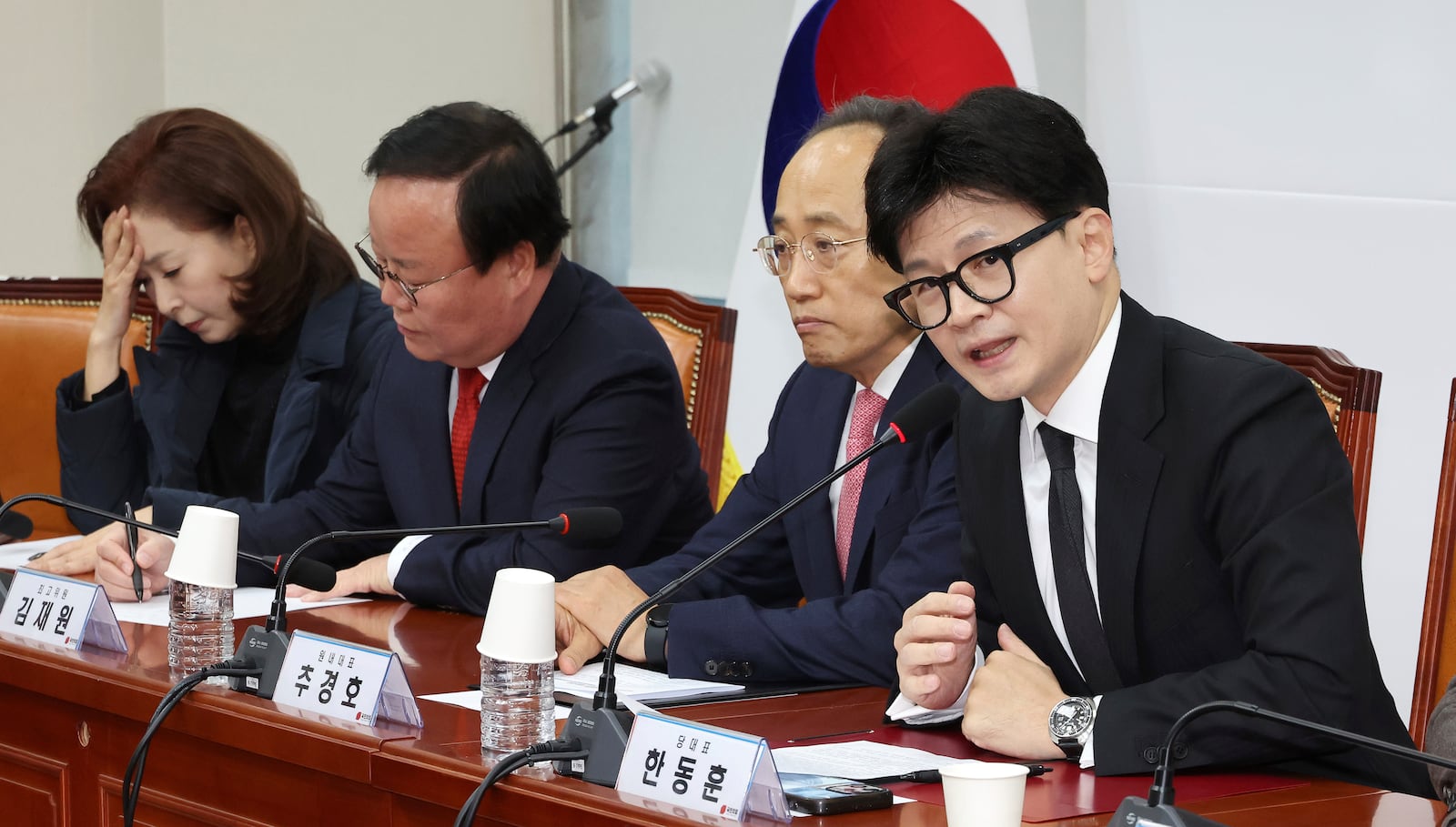 FILE - South Korea's ruling People Power Party leader Han Dong-hun, right, speaks during a meeting of the party's leadership at the National Assembly in Seoul, South Korea, on Dec. 5, 2024. (Kim Ju-hyung/Yonhap via AP, File)