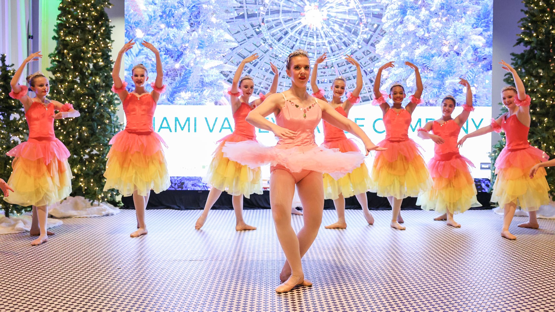 DDN 121125 Holly Days Dayton Arcade