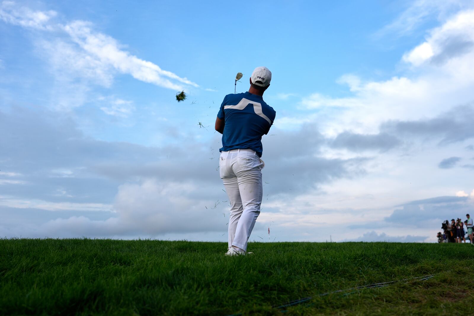 Viktor Hovland, of Norway, chips onto the 17th green during the third round of the U.S. Open golf tournament at Oakmont Country Club Saturday, June 14, 2025, in Oakmont, Pa. (AP Photo/Carolyn Kaster)