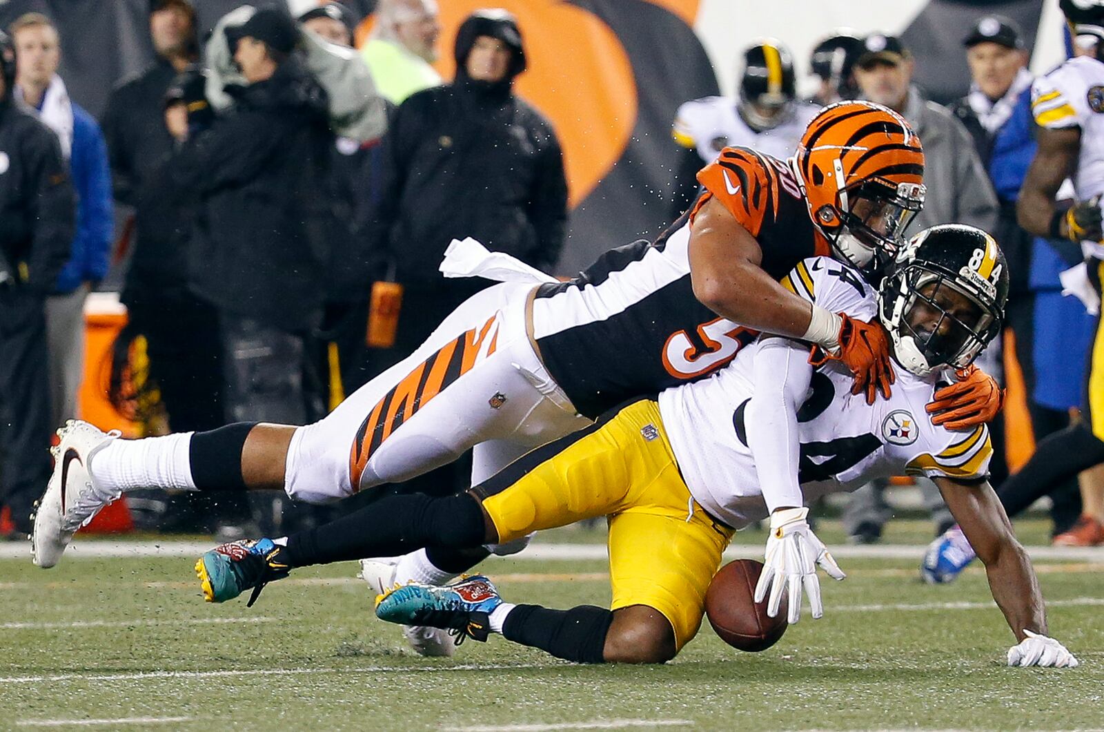 Cincinnati Bengals linebacker Jordan Evans (50) breaks up a pass to Pittsburgh Steelers wide receiver Antonio Brown (84) in the second half of an NFL football game, Monday, Dec. 4, 2017, in Cincinnati. (AP Photo/Frank Victores)