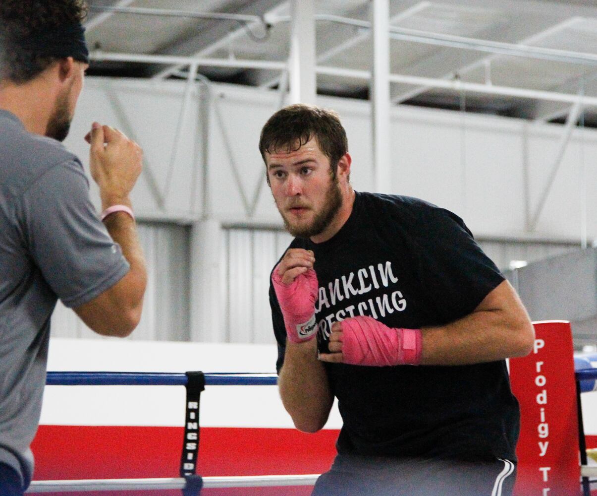 Area fighters boxing to benefit vets