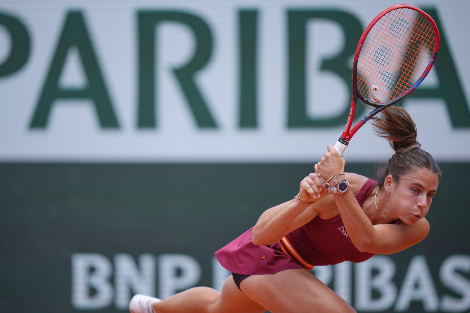Emma Navarro of the U.S. returns the ball to Spain's Jessica Bouzas Manero during their first round match of the French Tennis Open, at the Roland-Garros stadium, in Paris, Monday, May 26, 2025. (AP Photo/Thibault Camus)