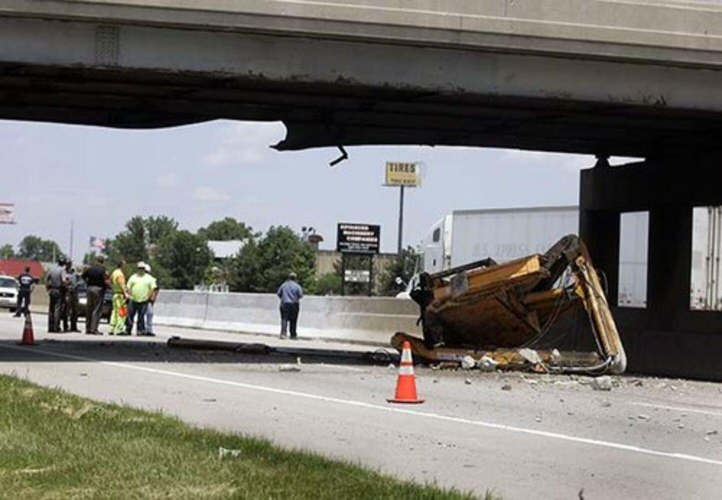 Truck crashes into bridge on I-75