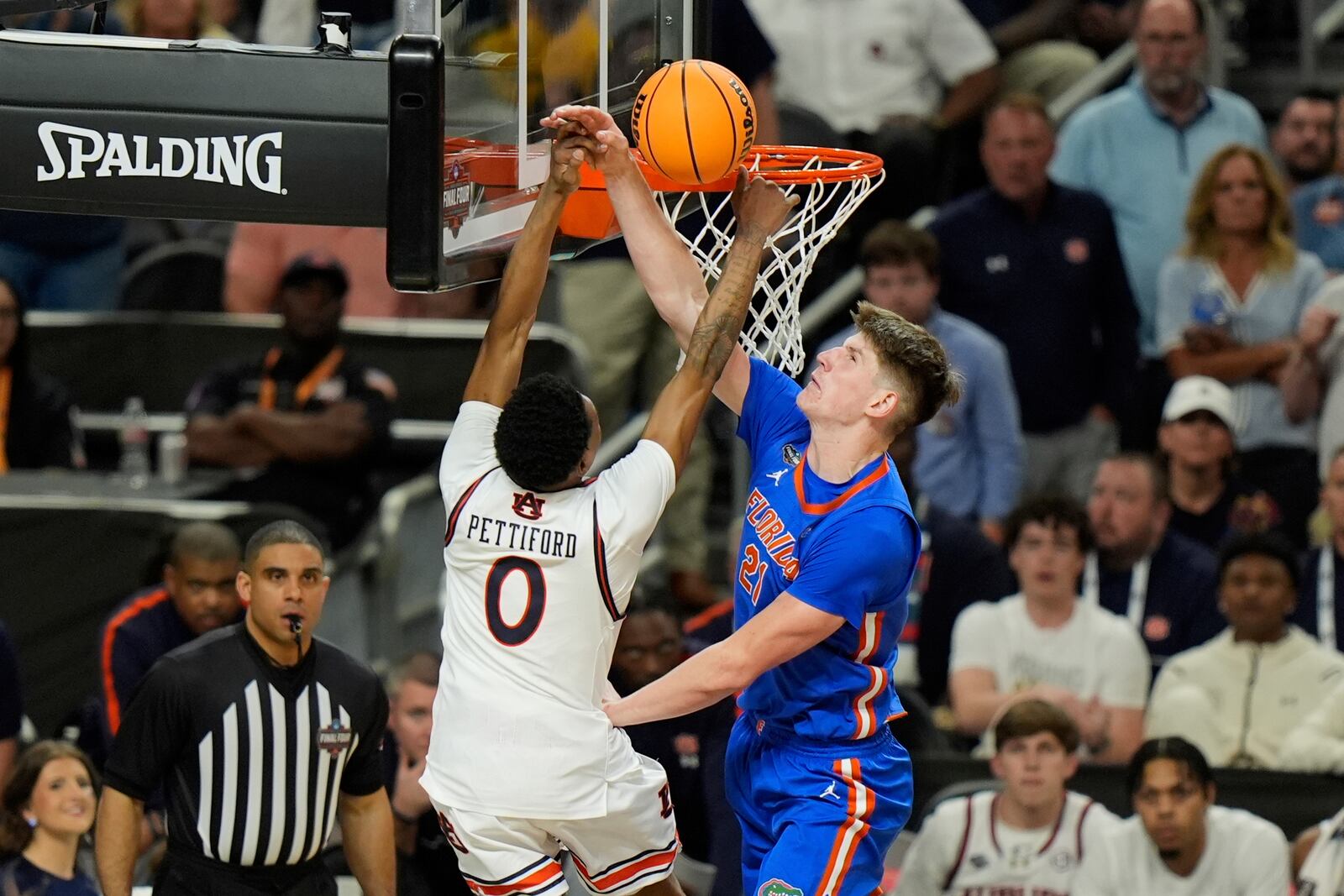 Auburn's Tahaad Pettiford (0) goes up for a shot as Florida's Alex Condon (21) defends during the second half in the national semifinals at the Final Four of the NCAA college basketball tournament, Saturday, April 5, 2025, in San Antonio. (AP Photo/Stephanie Scarbrough)