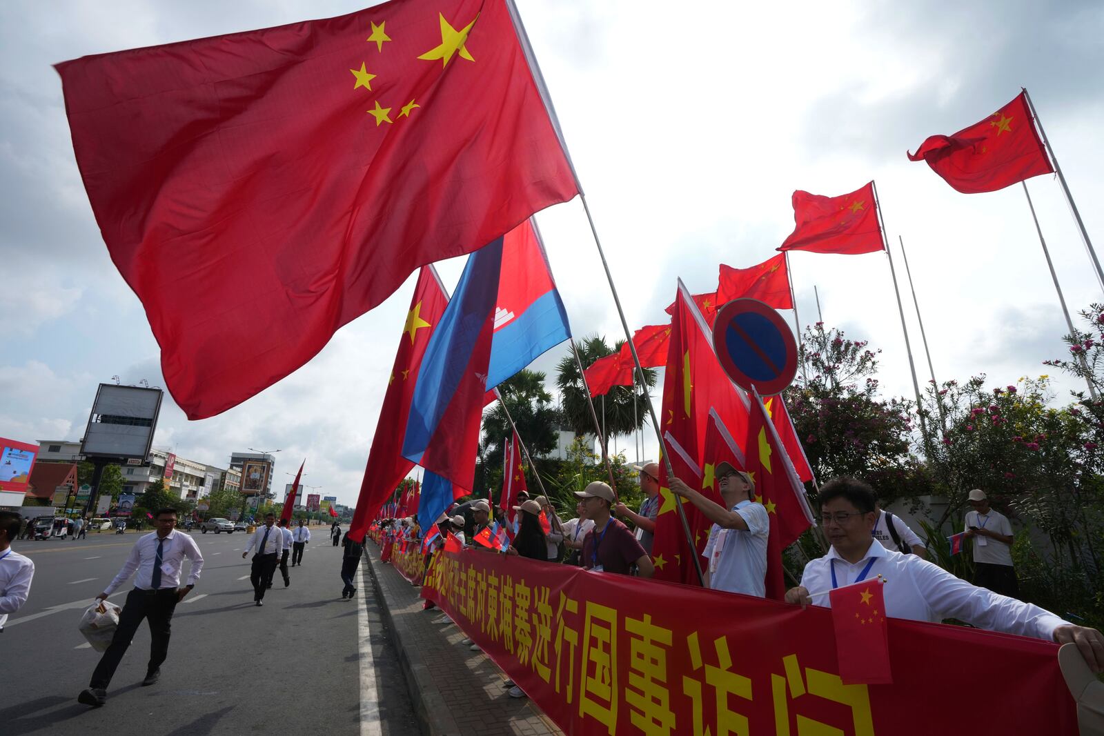 Chineses people wait to welcome their President Xi Jingping's arrival in Phnom Penh, Cambodia, Thursday, April 17, 2025. (AP Photo/Heng Sinith)