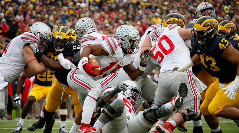 ANN ARBOR, MI - NOVEMBER 28:  Running back Ezekiel Elliott #15 of the Ohio State Buckeyes carries the ball against the Michigan Wolverines in the first half at Michigan Stadium on November 28, 2015 in Ann Arbor, Michigan.  (Photo by Gregory Shamus/Getty Images)