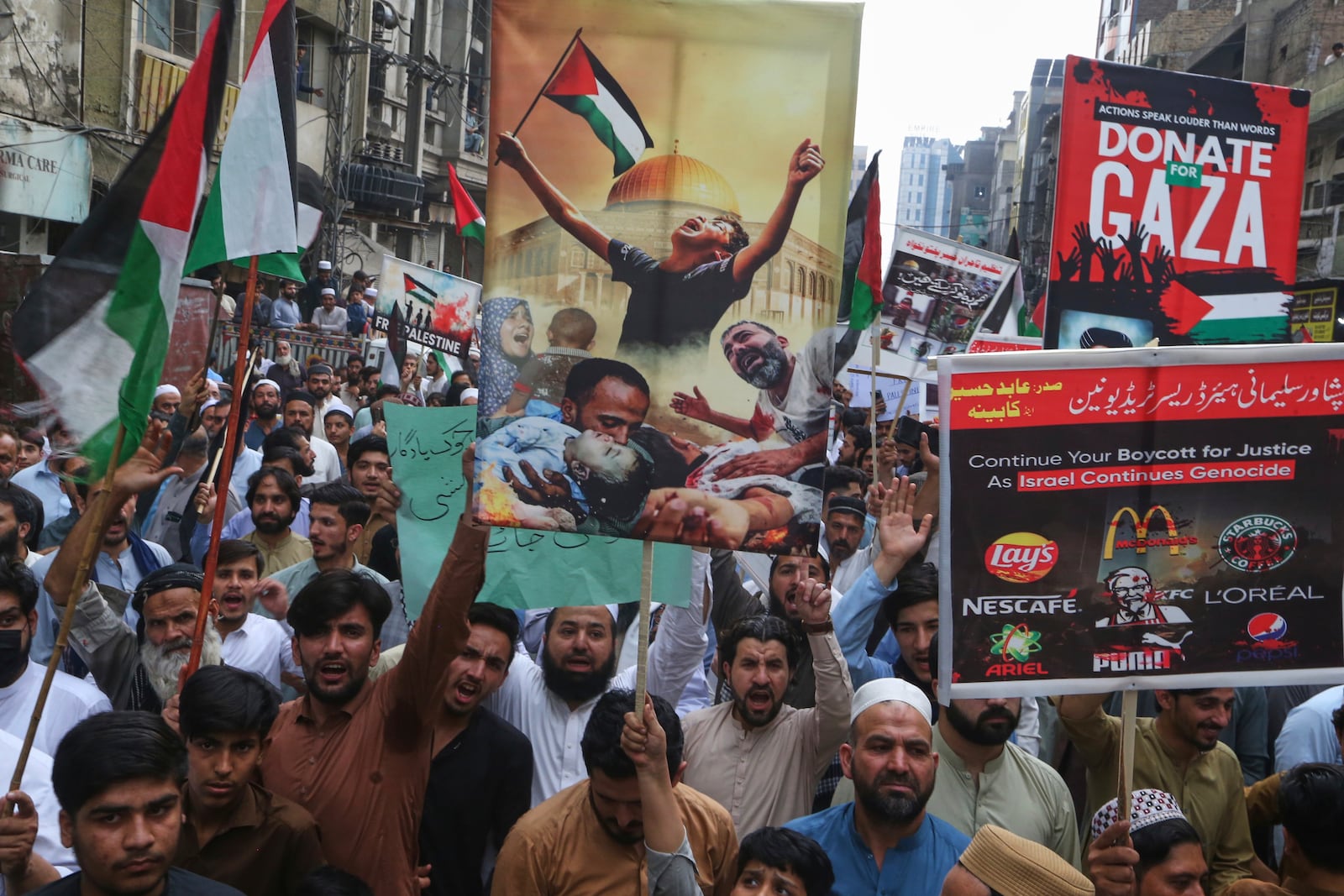 Traders hold a demonstration against Israeli airstrikes and to show solidarity with Palestinian people living in Gaza, in Peshawar, Pakistan Friday, April 18, 2025. (AP Photo/Muhammad Sajjad)