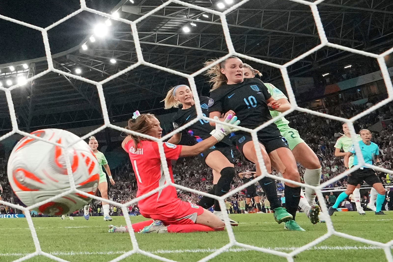 England's Chloe Kelly, center, scores her side's second goal during the Women's Euro 2025 semifinals soccer match between England and Italy at Stade de Geneve in Geneva, Switzerland, Tuesday, July 22, 2025. (AP Photo/Martin Meissner)