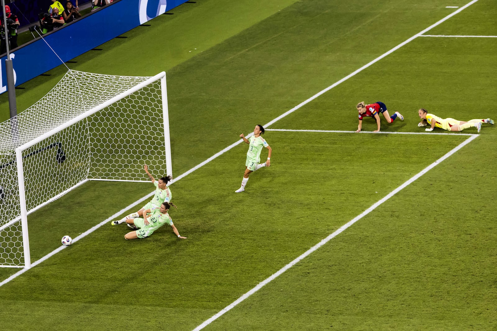 Norway's Ada Hegerberg, second from right, scores during the Women's Euro 2025 quarterfinals soccer match between Norway and Italy at Stade de Geneve in Geneva, Switzerland, Wednesday, July 16, 2025. (Salvatore Di Nolfi/Keystone via AP)