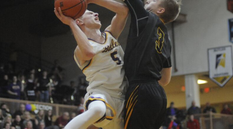 Butler’s Kort Justice (with ball) is met by Sidney’s Ryan Heins. Sidney defeated host Butler 36-34 in a boys high school basketball game on Tue., Feb. 13, 2018. MARC PENDLETON / STAFF
