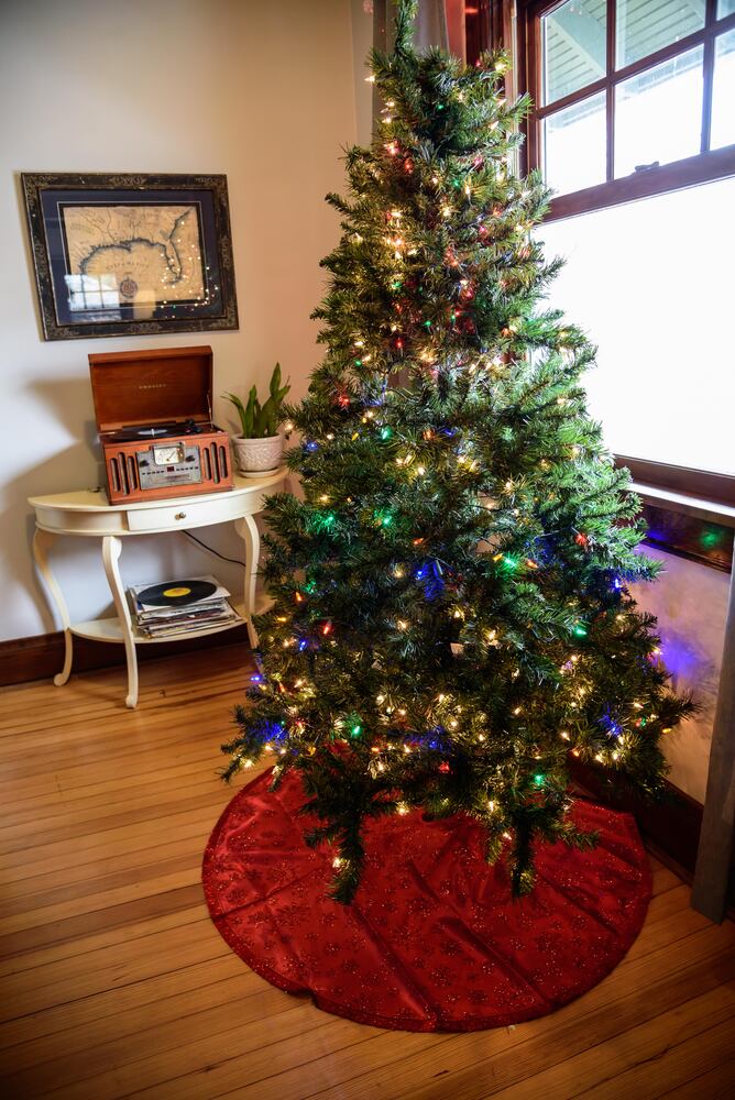 PHOTOS: Inside gorgeous Oakwood homes decorated for its very first  holiday home tour