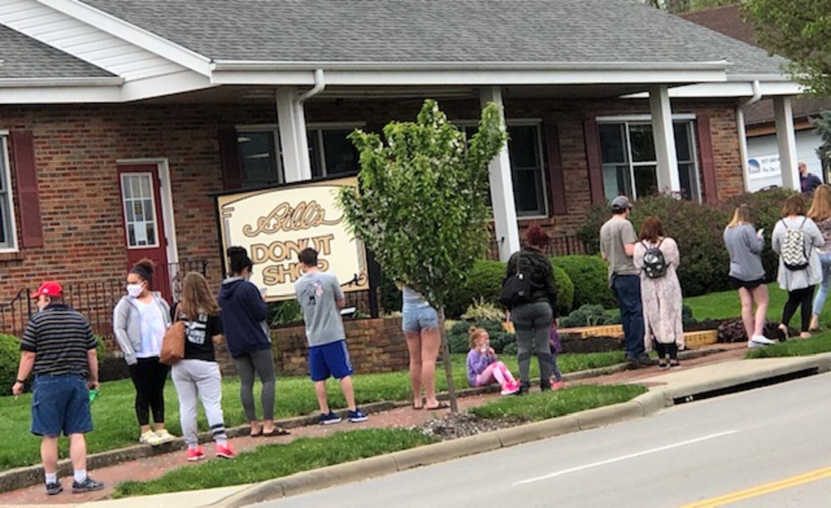 PHOTOS: Bill’s Donut Shop reopens, and here’s how people reacted