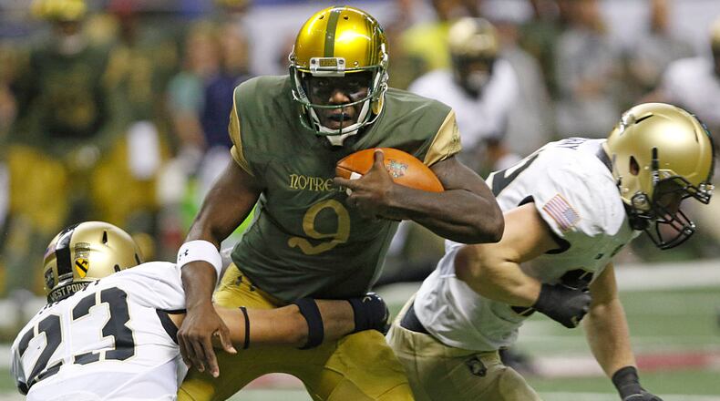 SAN ANTONIO,TX - NOVEMBER 12: Malik Zaire #9 of the Notre Dame Fighting Irish tries to break away from Elijah Riley #23 of the Army Black Knights during the second half of an NCAA college football game at the Alamodome on November 12, 2016 in San Antonio, Texas. (Photo by Ronald Cortes/Getty Images)