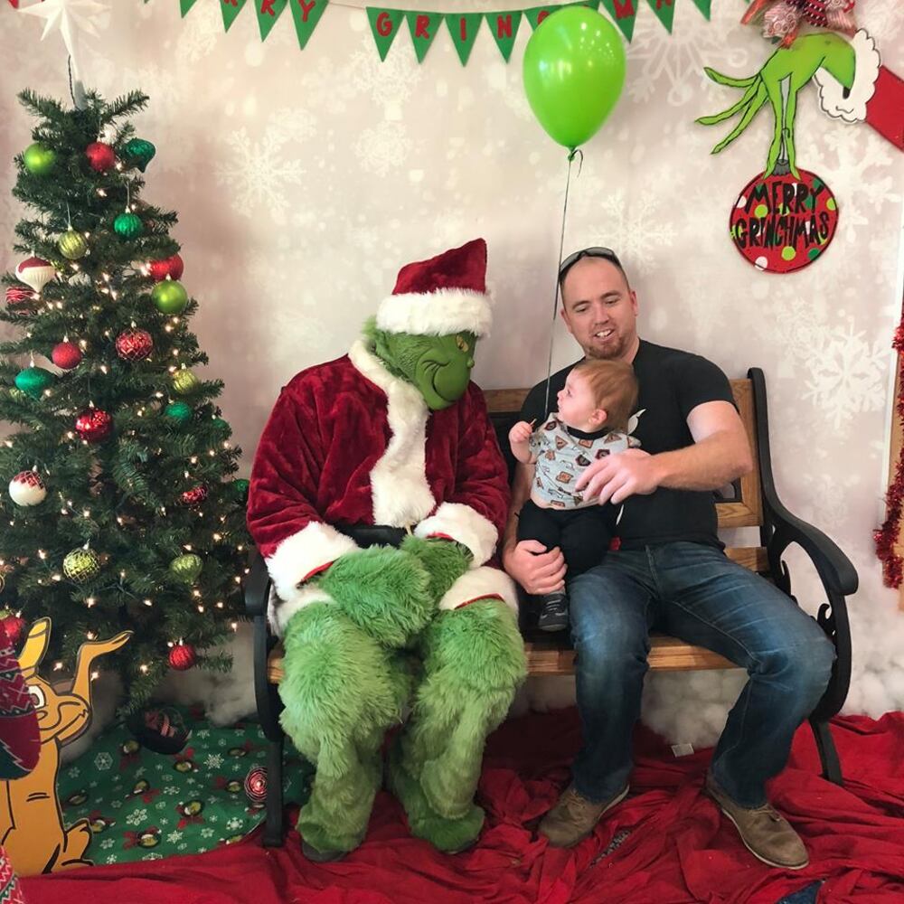 Your heart will grow three sizes when you see these hilarious Dayton family photos with the GRINCH
