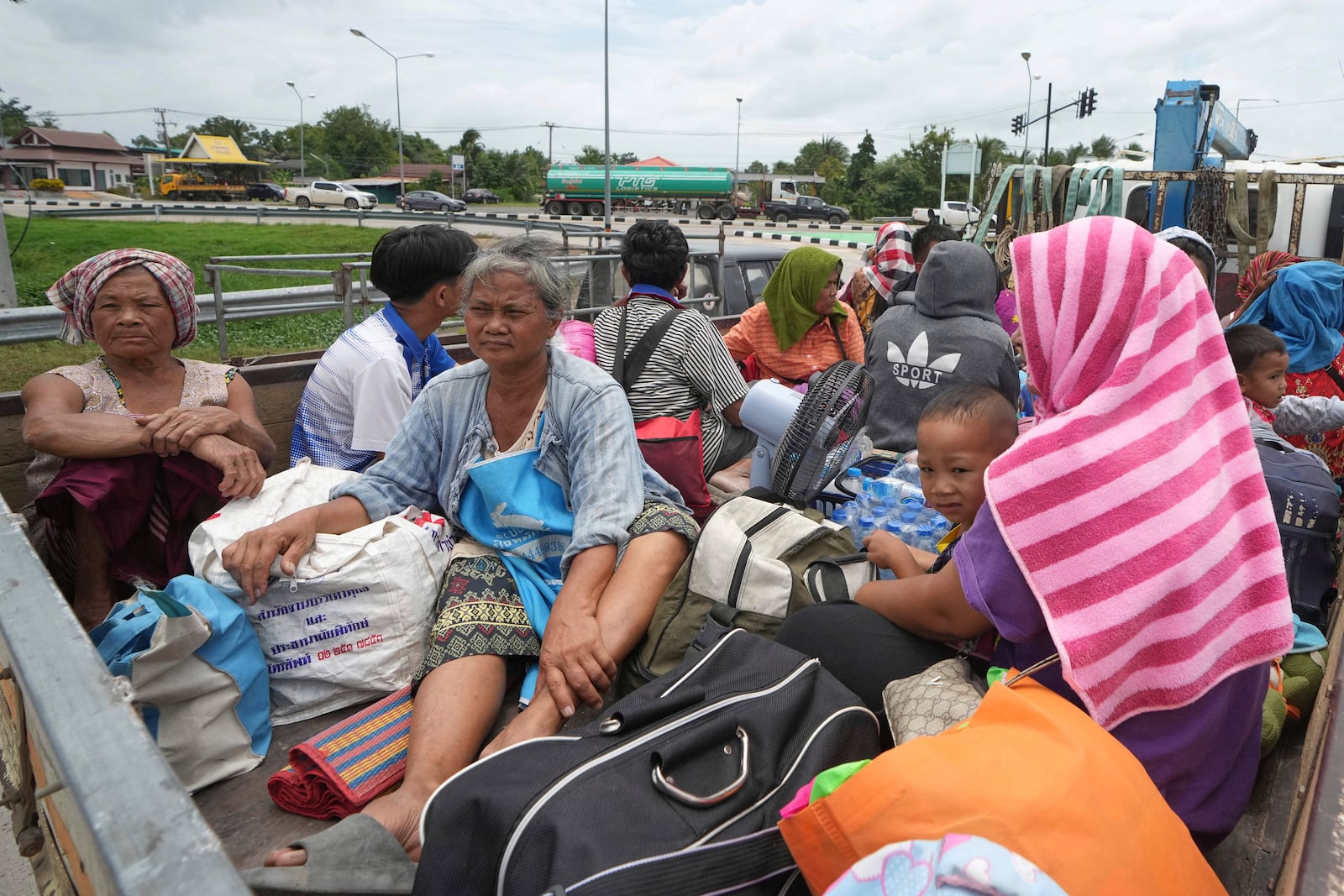 Thai residents evacuate from their home following clashes between Thai and Cambodian soldiers in Sisaket province, Thailand, Friday, July 25, 2025. (AP Photo/Sakchai Lalit)