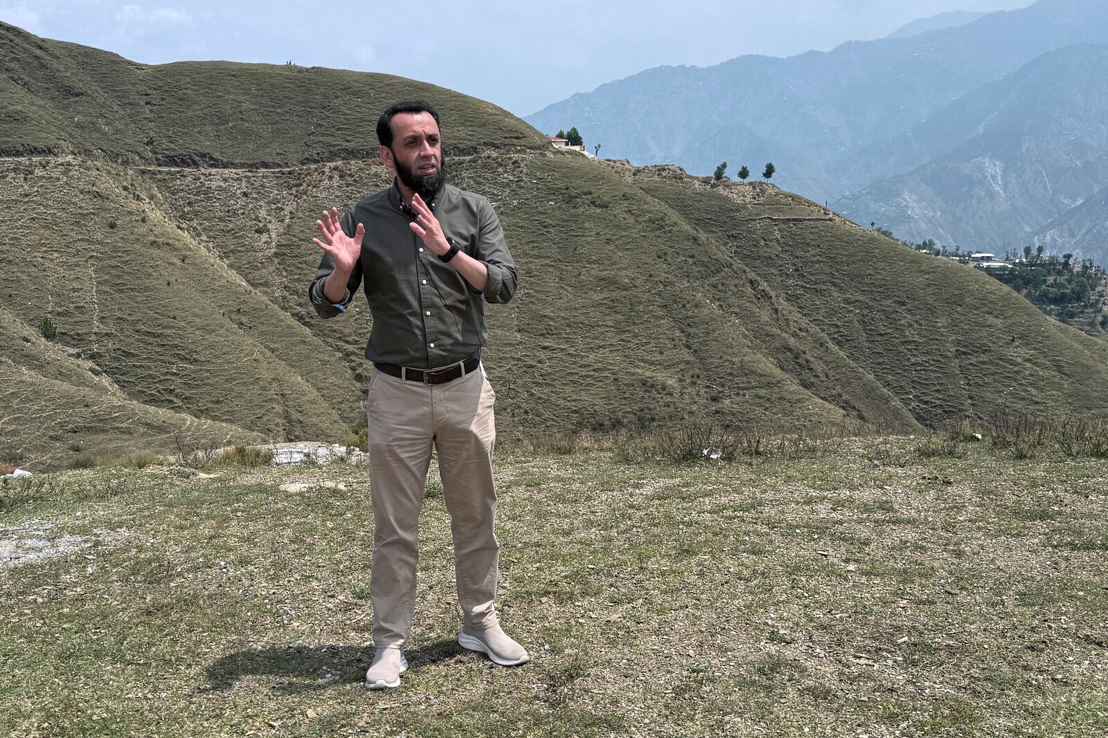 Pakistan's Information Minister Attaullah Tarar, center, briefs journalists during a government's organized trip for media to Bella Noor Shah, a mountainous village near Muzaffarabad, the capital of Pakistan administered Kashmir, Monday, May 5, 2025. (AP Photo/Muhammad Yousuf, Pool)
