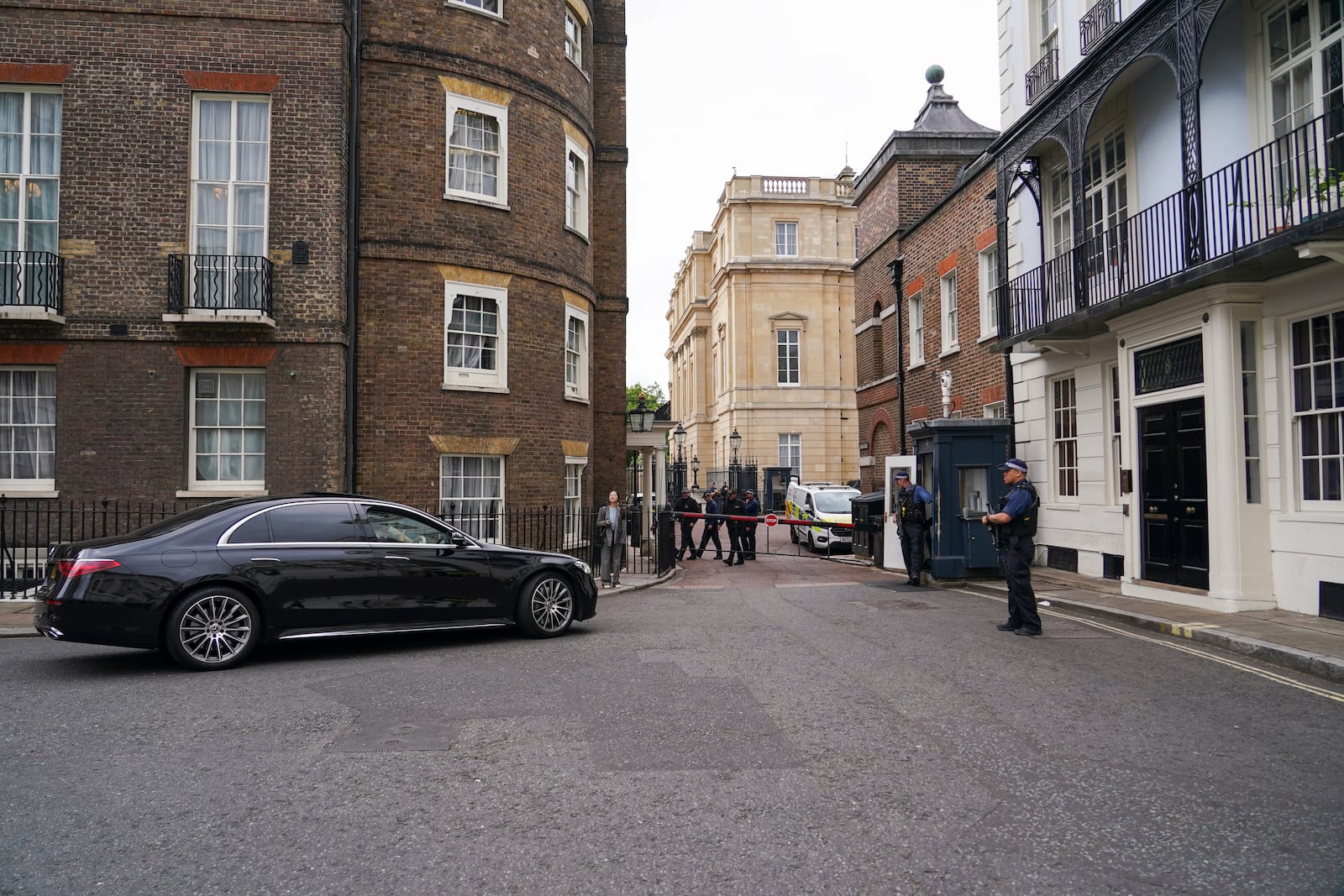 A car arrives at Lancaster House, for the talks between the U.S. and China, in London, Tuesday, June 10, 2025.(AP Photo/Alberto Pezzali)