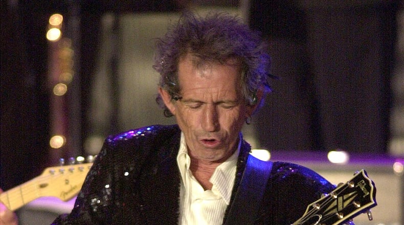 Rolling Stones guitarist Keith Richards plays a Gibson during the finale which closed the Rock and Roll Hall of Fame Induction dinner in 2001. (AP Photo/Kathy Willens)