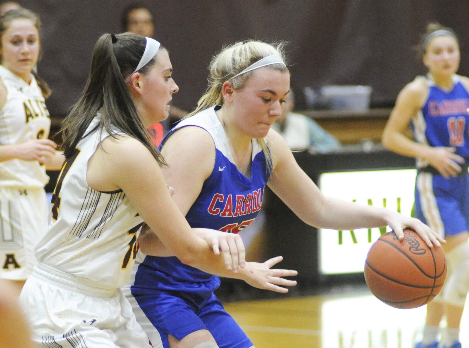 Alter’s Kourtney Klug (left) gets defensive with Carroll’s Megan Leraas. Carroll defeated host Alter 43-32 in a girls high school basketball game on Wednesday, Jan. 9, 2019. MARC PENDLETON / STAFF
