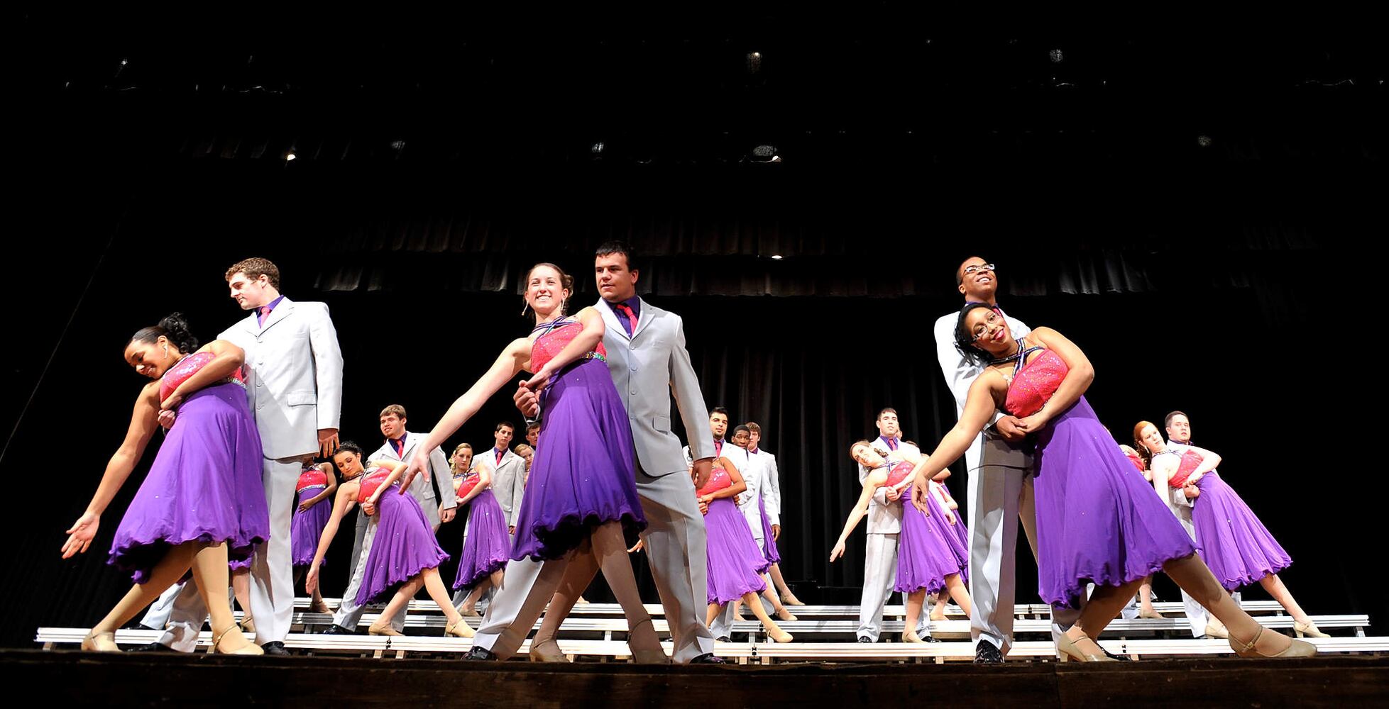 Cubs' Kyle Schwarber hits the stage with Middletown HS Show Choir
