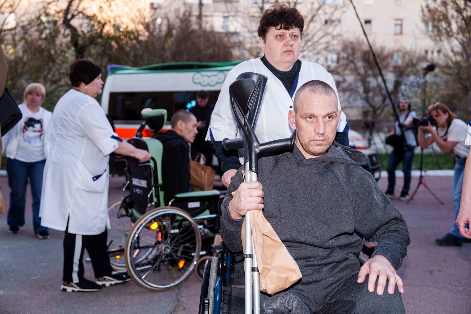 A medical worker uses a wheelchair to move an injured Ukrainian soldier from an ambulance after returning from captivity in a POW exchange in Ukraine, on Saturday, April. 19, 2025. (AP Photo/Evgeniy Maloletka)
