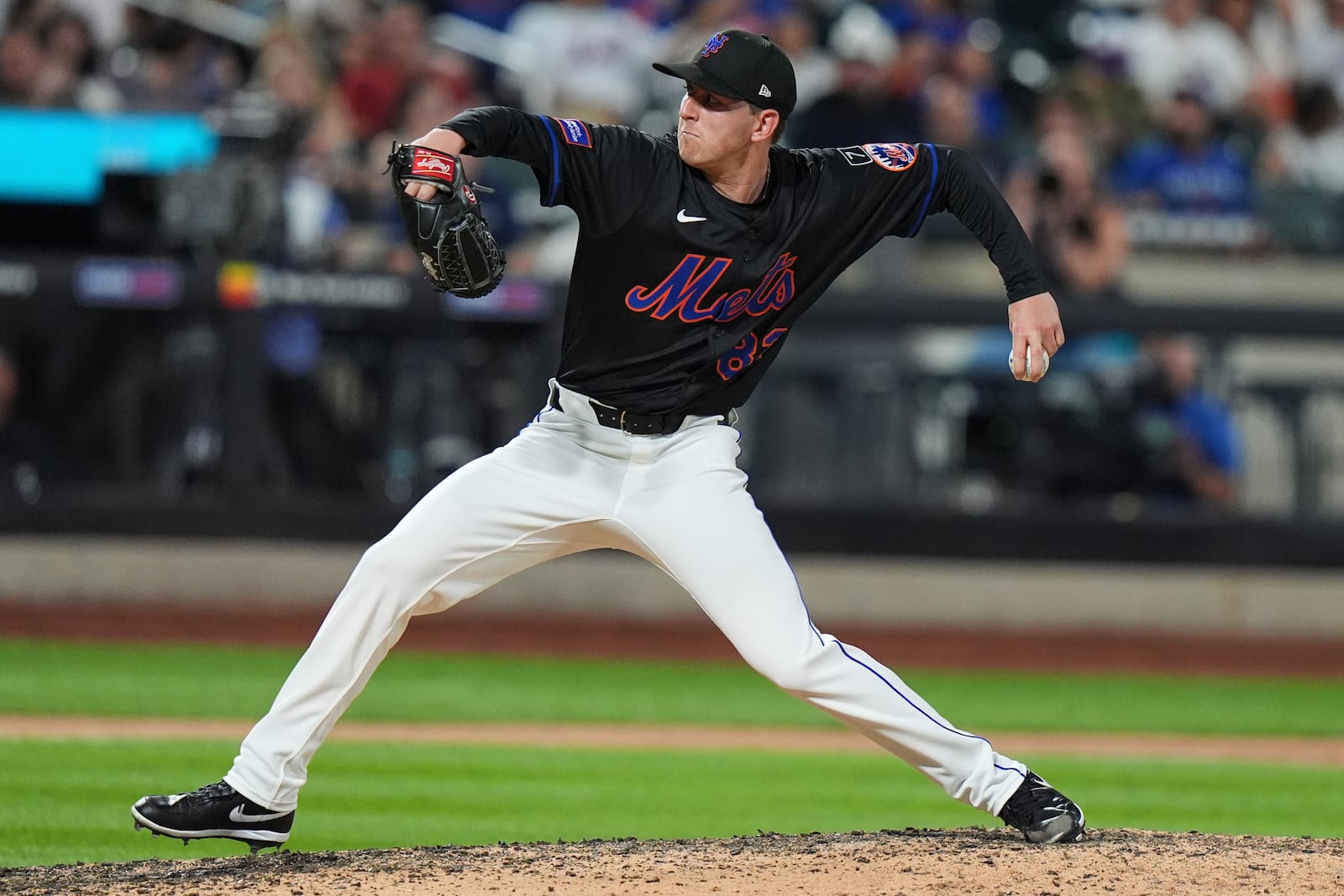 New York Mets' Brandon Waddell pitches during the eighth inning of a baseball game against the Cincinnati Reds Friday, July 18, 2025, in New York. (AP Photo/Frank Franklin II)