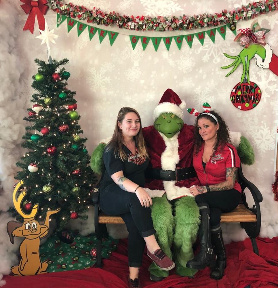 Your heart will grow three sizes when you see these hilarious Dayton family photos with the GRINCH