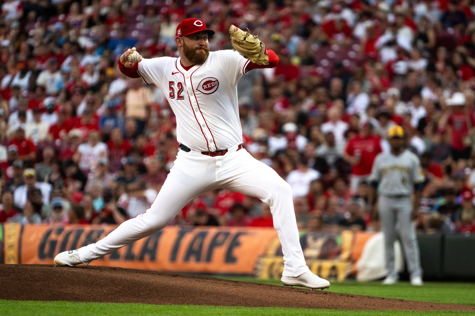 Cincinnati Reds pitcher Zack Littell delivers a pitch in the first inning of a baseball game against the Milwaukee Brewers, Saturday, Aug. 16, 2025, in Cincinnati. (AP Photo/Michael Swensen)