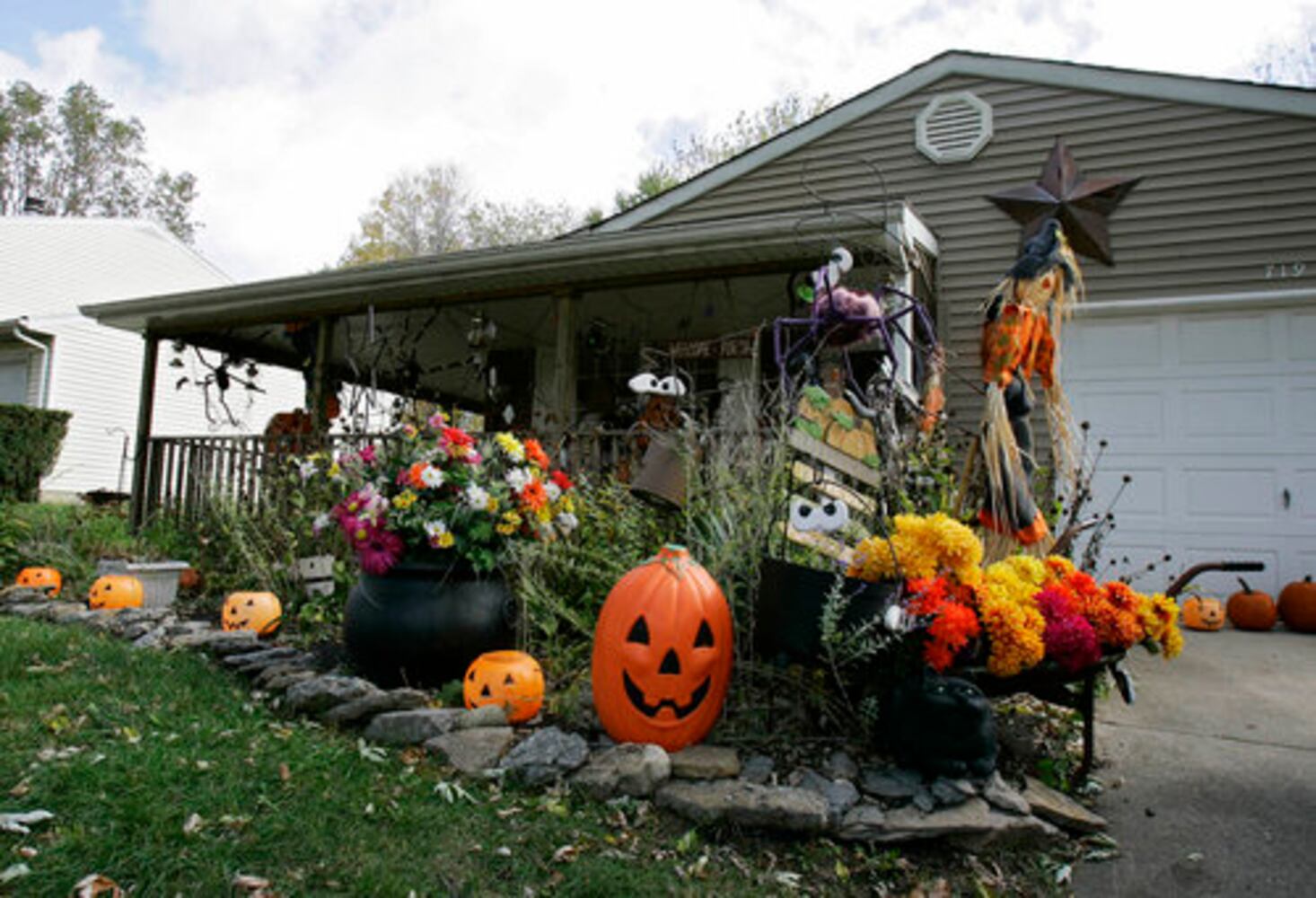 Halloween decorating contest