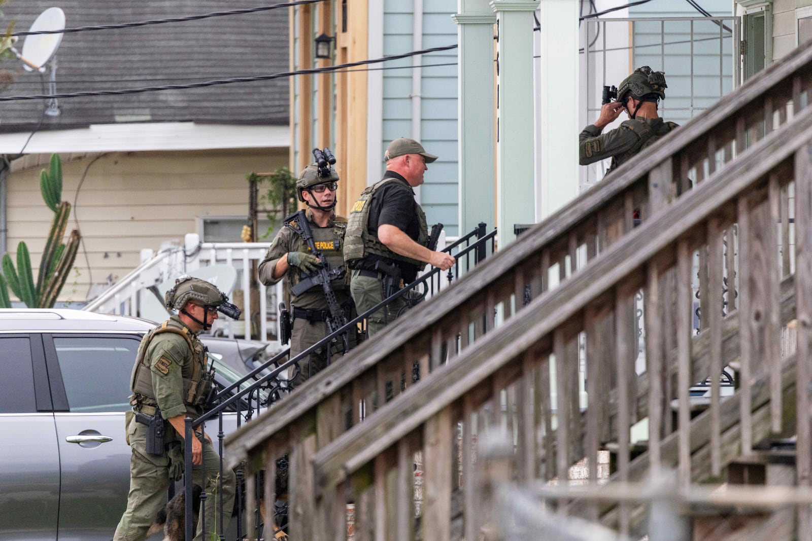 Law enforcement search for a fugitive that escaped a prison in New Orleans, Wednesday, May 21, 2025. (Chris Granger/The Times-Picayune/The New Orleans Advocate via AP)