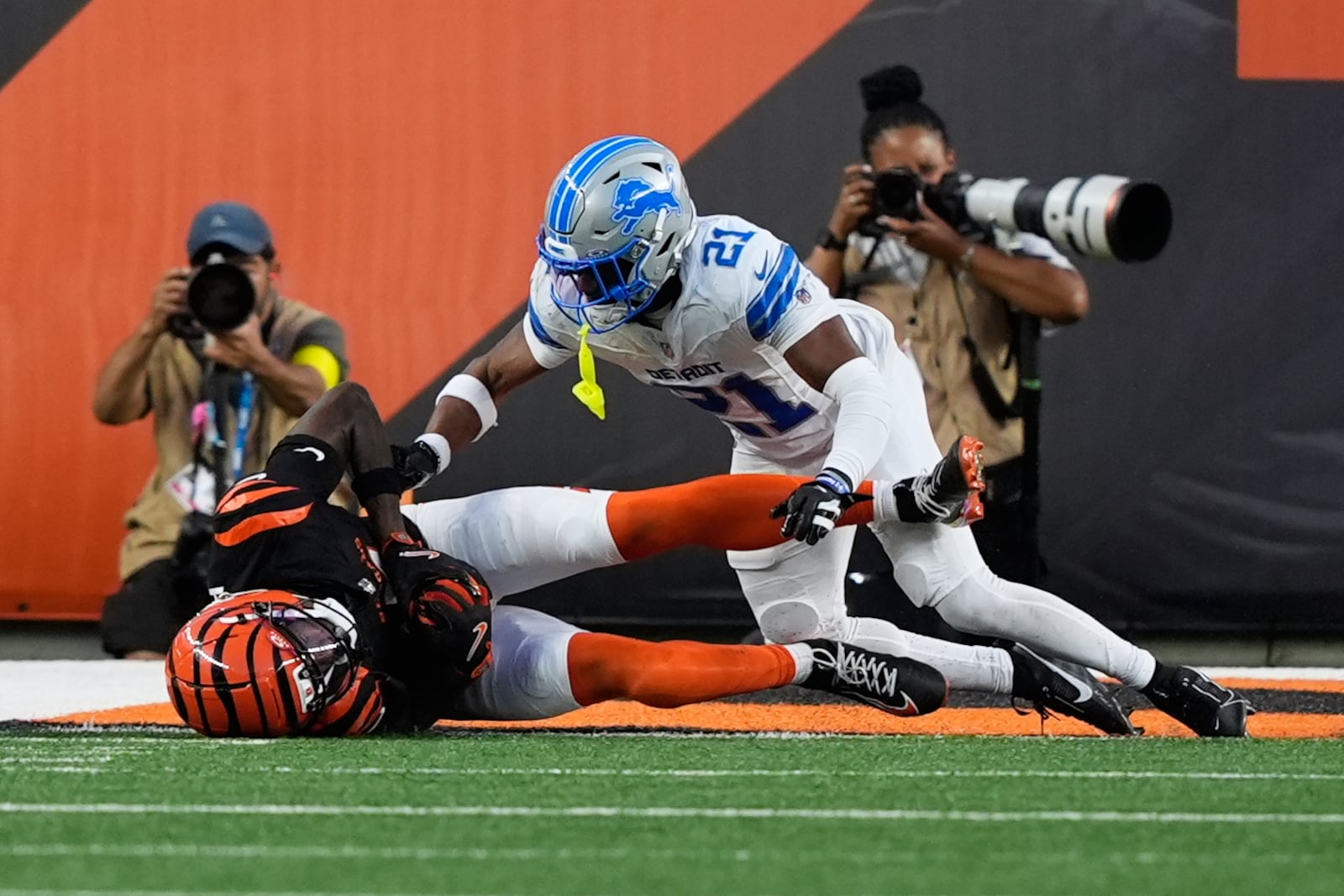 Cincinnati Bengals wide receiver Tee Higgins (5) catches a two-yard touchdown pass as Detroit Lions cornerback Amik Robertson (21) defends during the second half of an NFL football game Sunday, Oct. 5, 2025, in Cincinnati. (AP Photo/Carolyn Kaster)