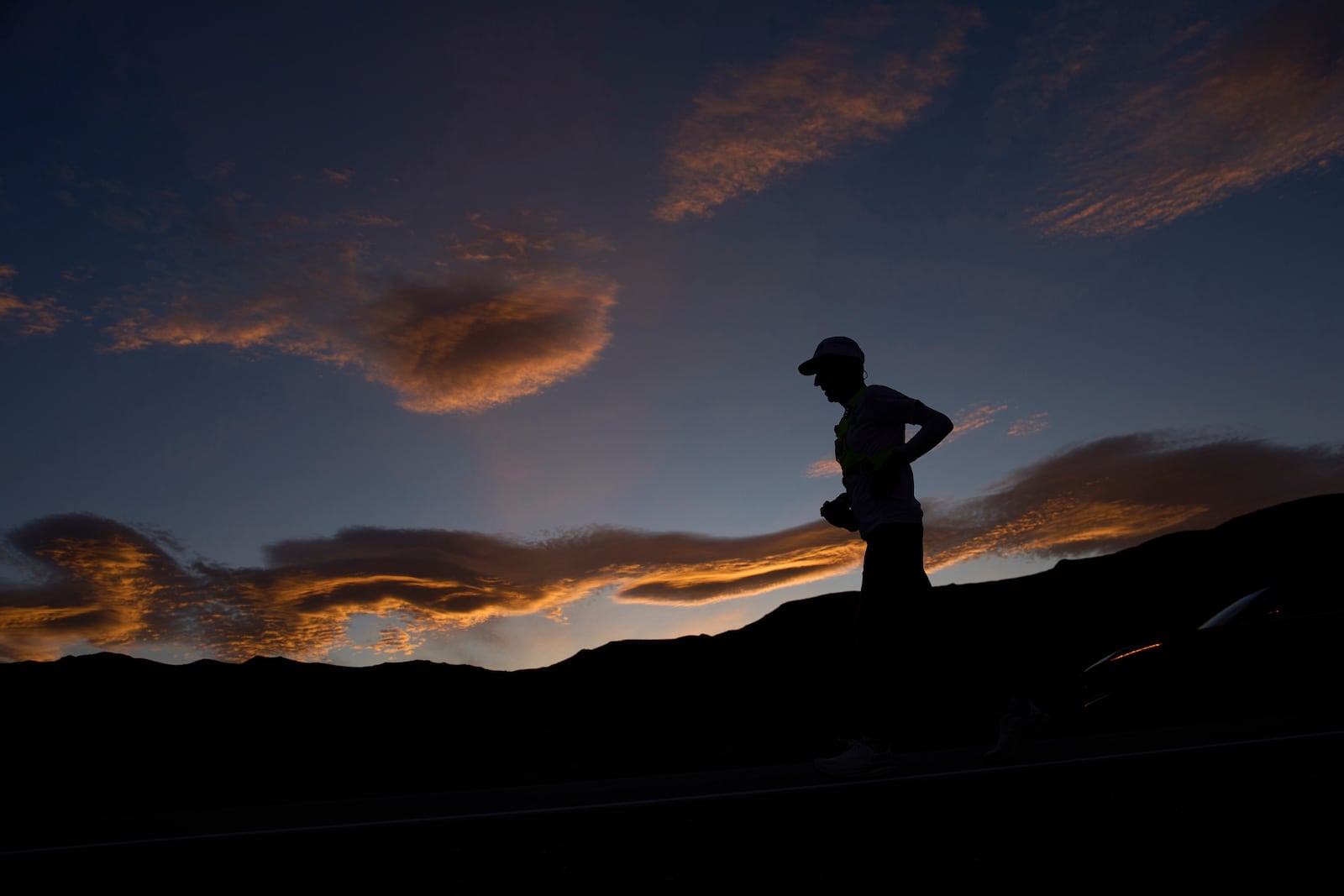 Danny Westergaard runs as the sun rises during the Badwater 135 Ultramarathon, Wednesday, July 9, 2025, near Lone Pine, Calif. (AP Photo/John Locher)