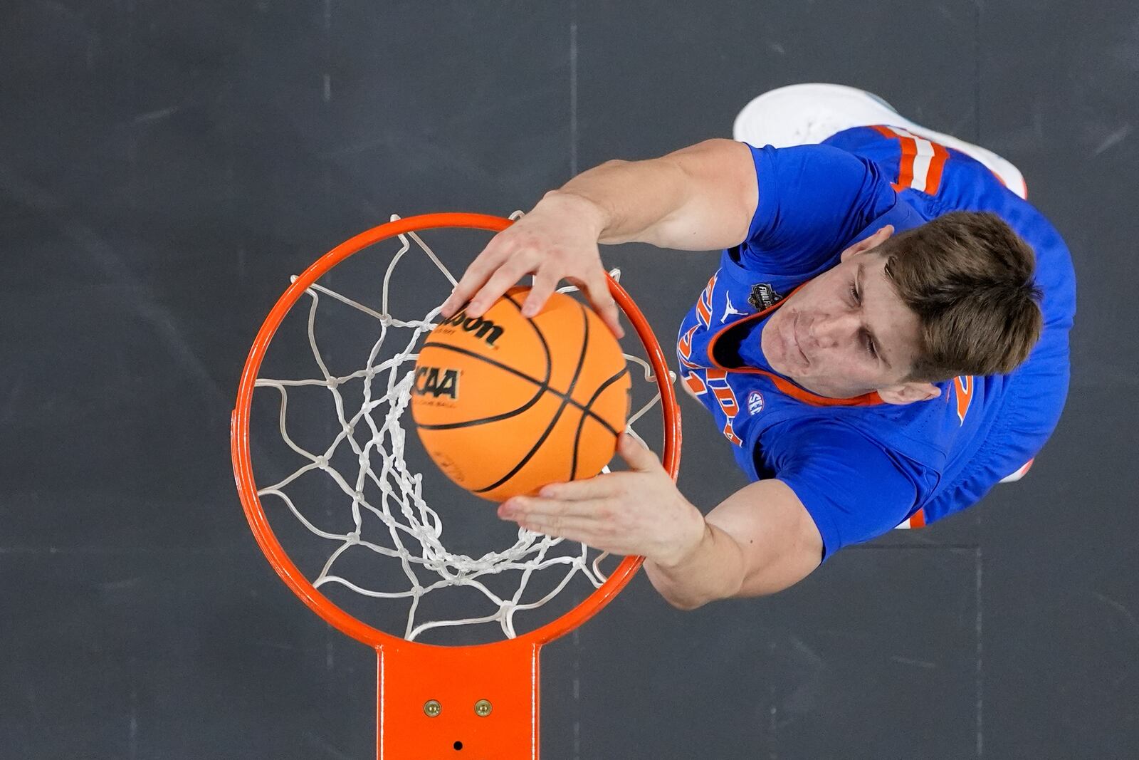 Florida's Alex Condon dunks the ball against Houston during the second half in the national championship at the Final Four of the NCAA college basketball tournament, Monday, April 7, 2025, in San Antonio. (AP Photo/Eric Gay)
