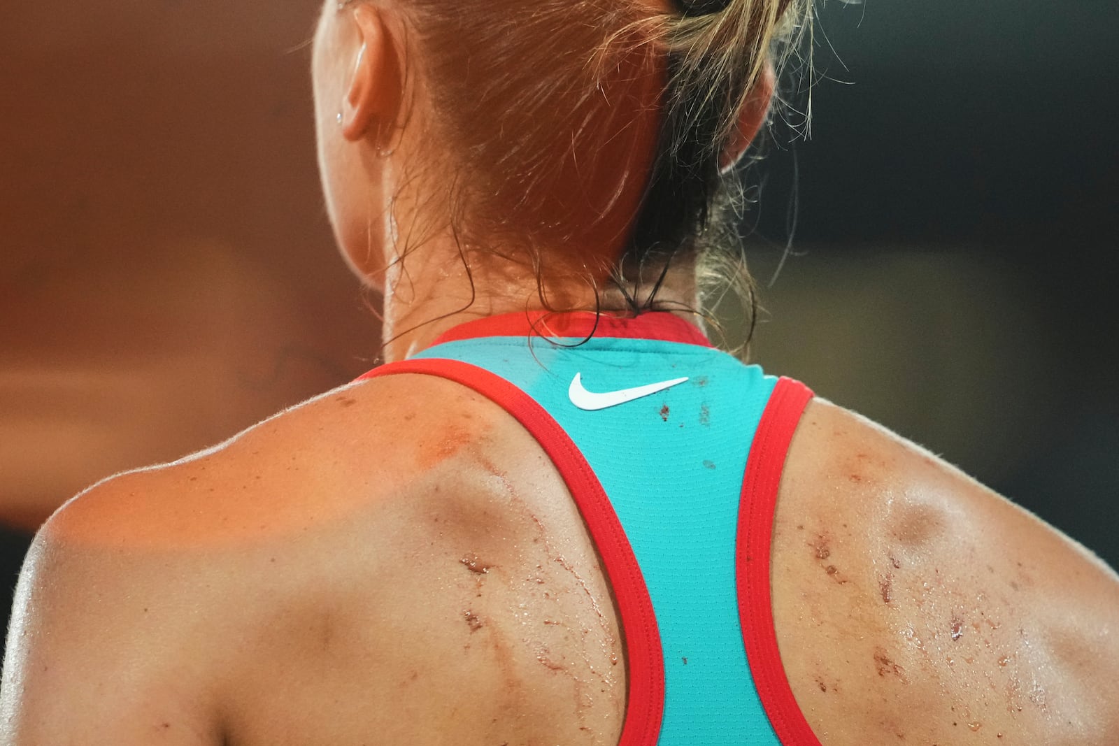 The clay stuck to the back of Belarus' Aryna Sabalenka after a fall during the semifinal match of the French Tennis Open against Poland's Iga Swiatek at the Roland-Garros stadium in Paris, Thursday, June 5, 2025. (AP Photo/Lindsey Wasson)