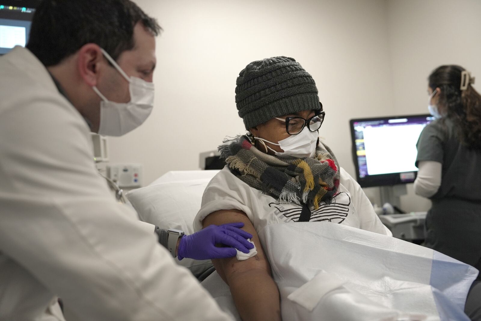 FILKE - Towana Looney, a pig kidney transplant recipient, gets a morning check-up with Dr. Jeffrey Stern at NYU Langone Health in New York, Friday, Jan. 24, 2025. (AP Photo/Shelby Lum, File)