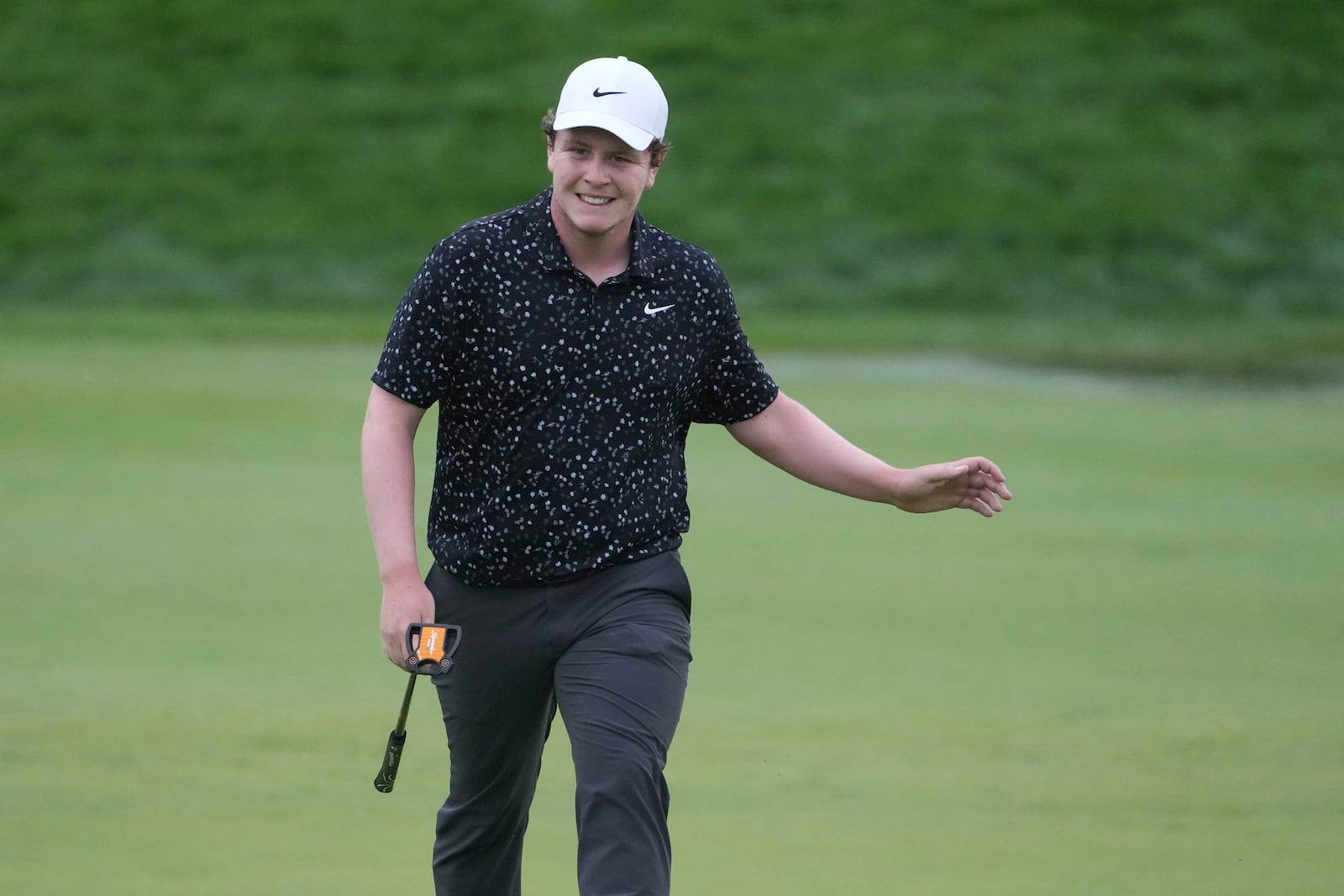 Robert MacIntyre, of Scotland, waves as he walks to the 18th green during the final round of the U.S. Open golf tournament at Oakmont Country Club Sunday, June 15, 2025, in Oakmont, Pa. (AP Photo/Gene J. Puskar)