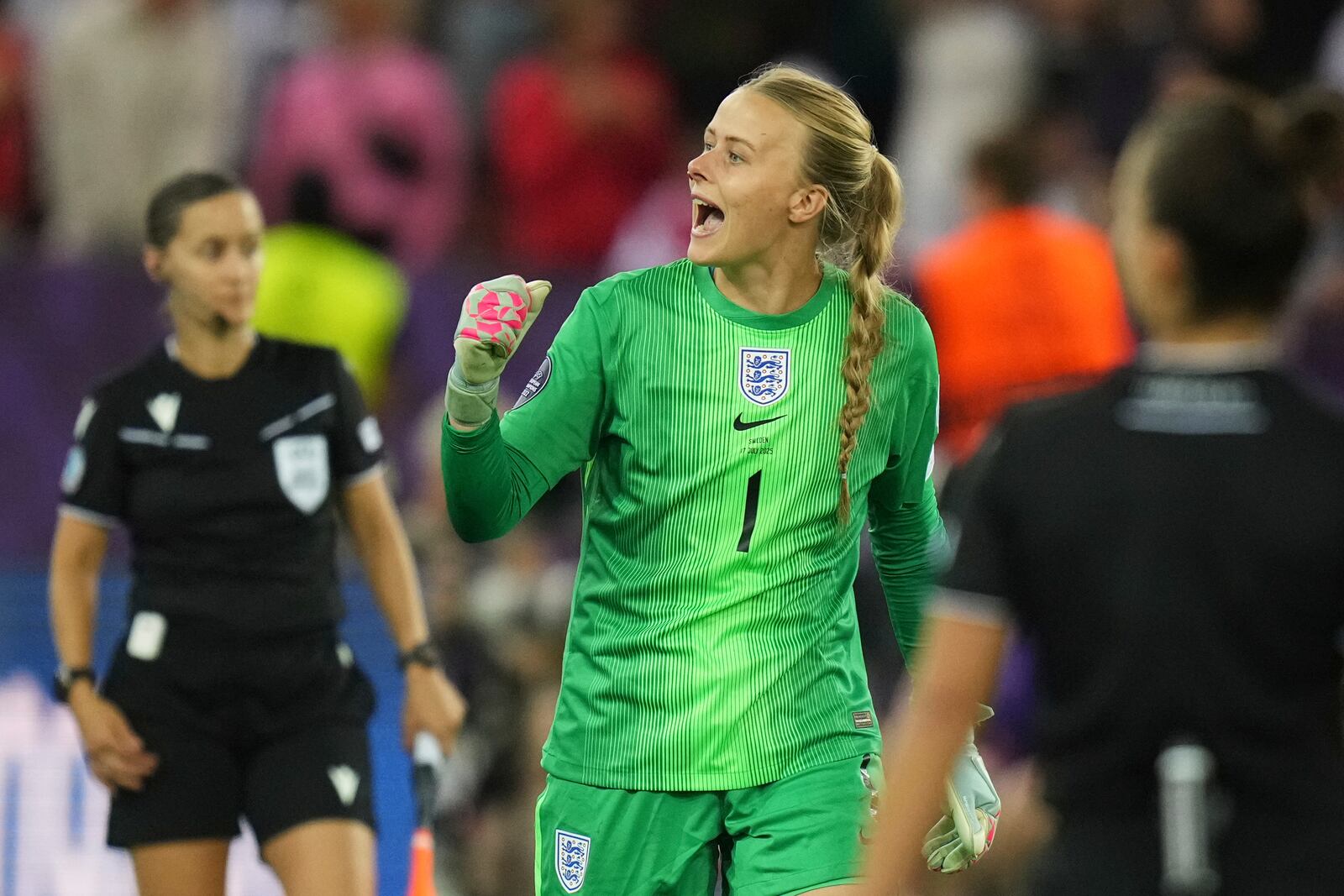 England goalkeeper Hannah Hampton celebrates during a penalty shootout at the end of the Women's Euro 2025 quarterfinals soccer match between Sweden and England at Stadion Letzigrund in Zurich, Switzerland, Thursday, July 17, 2025. (AP Photo/Alessandra Tarantino)