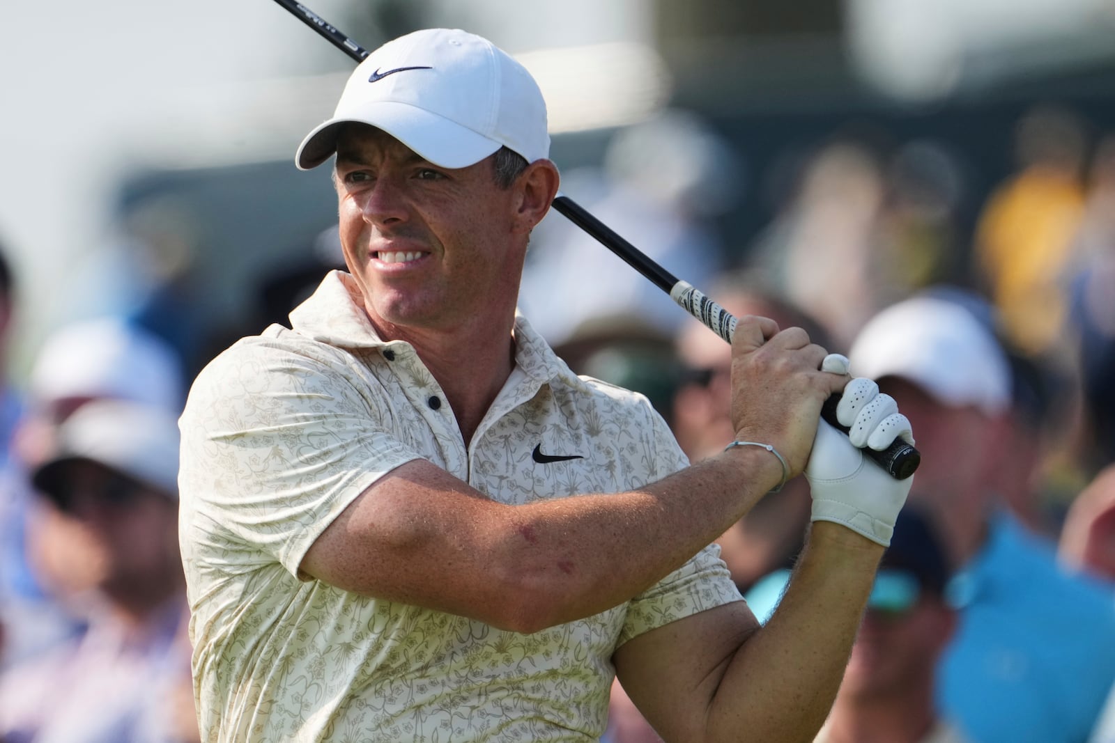 Rory McIlroy, of Northern Ireland, tees off on the 15th hole during the first round of the U.S. Open golf tournament at Oakmont Country Club Thursday, June 12, 2025, in Oakmont, Pa. (AP Photo/Gene J. Puskar)
