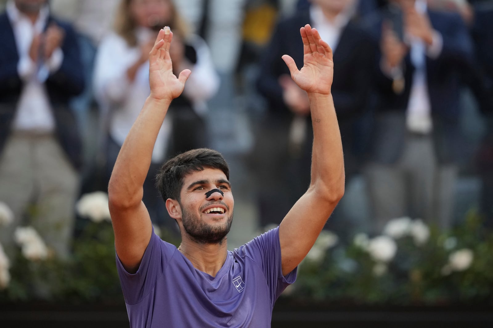 Carlos Alcaraz of Spain, celebrates after winning the Italian Open tennis tournament at the Foro Italico in Rome, Sunday, May 18, 2025. (AP Photo/Alessandra Tarantino)