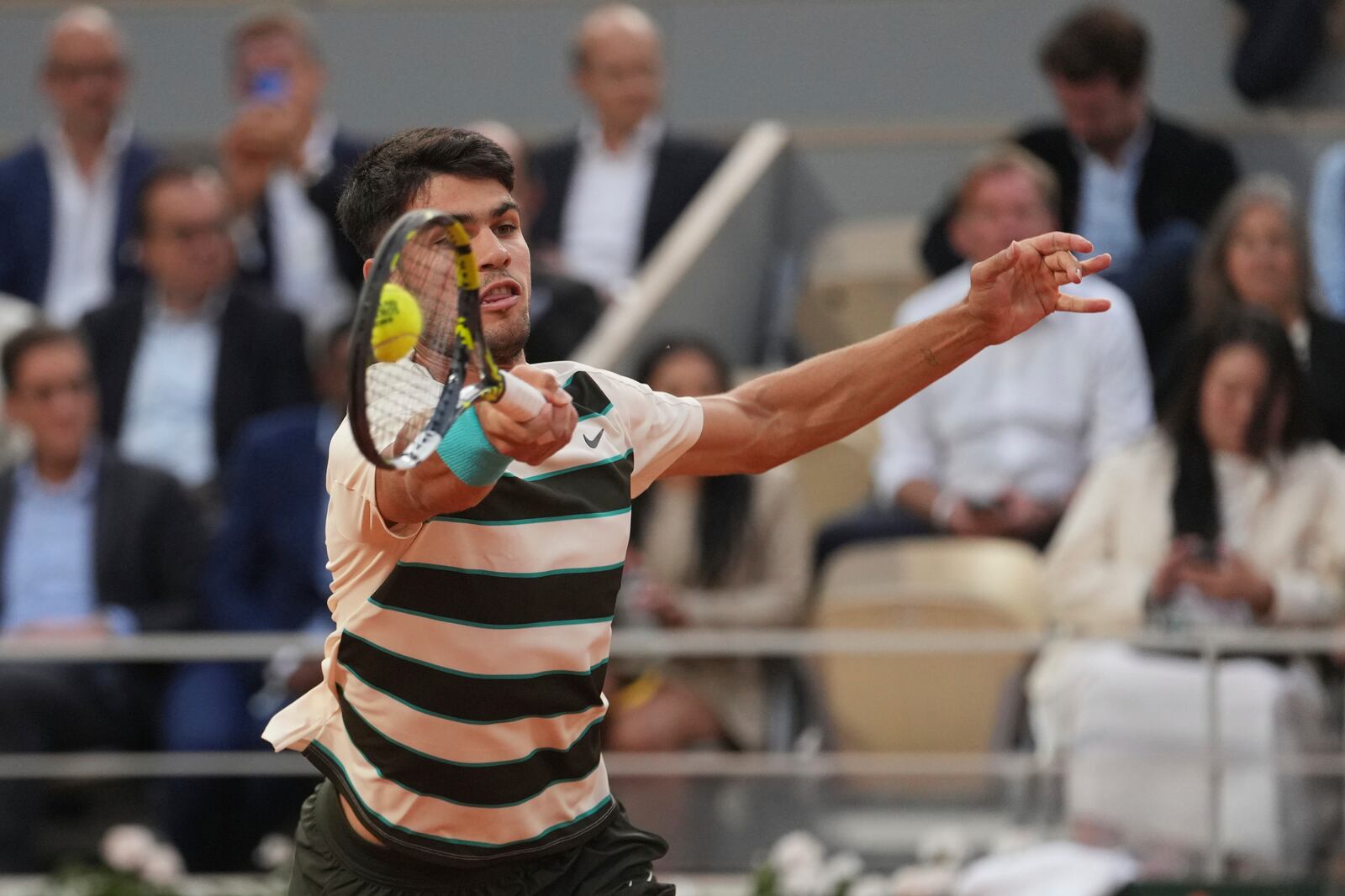Spain's Carlos Alcaraz plays a shot against Tommy Paul of the U.S. during their quarterfinal match of the French Tennis Open at the Roland-Garros stadium in Paris, Tuesday, June 3, 2025. (AP Photo/Thibault Camus)